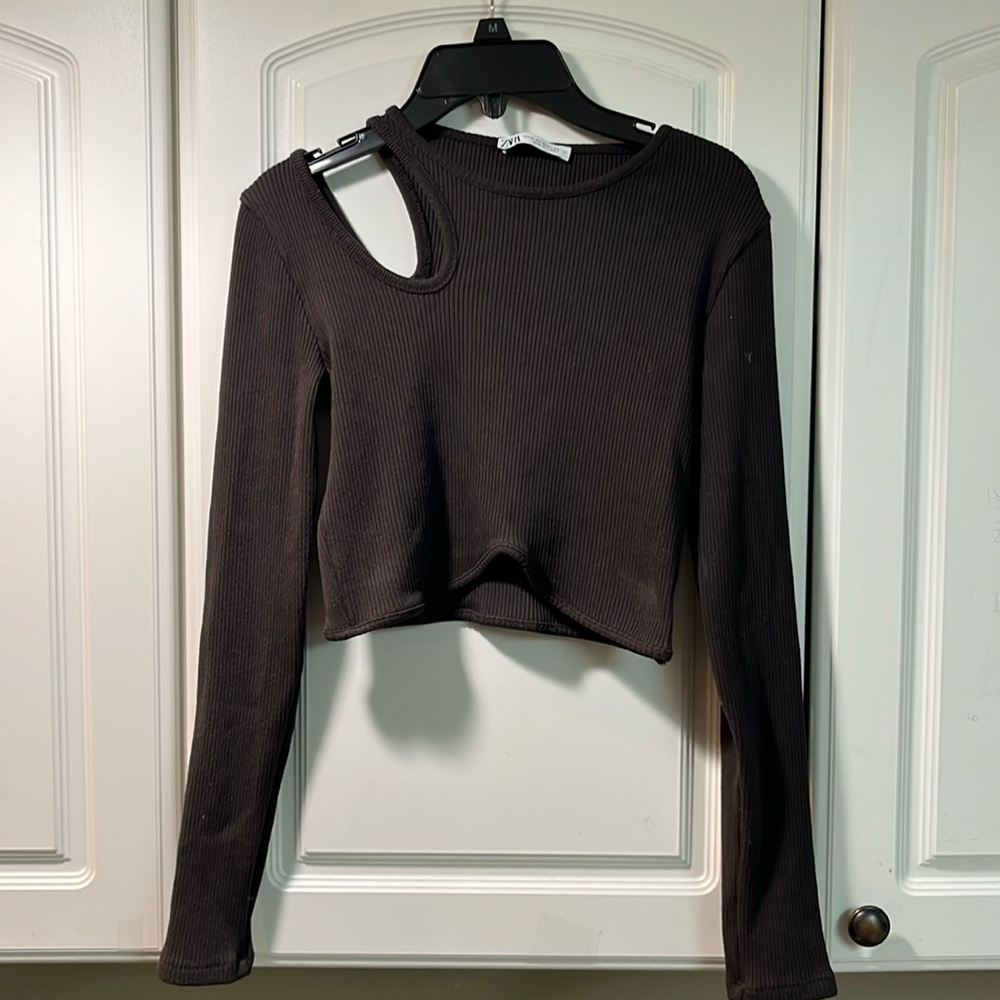 Zara open shoulder crop top.
Size: M
Color: brown